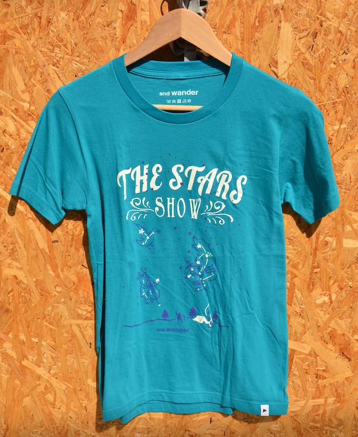 and wander アンドワンダー ＞ the stars showプリントTシャツ