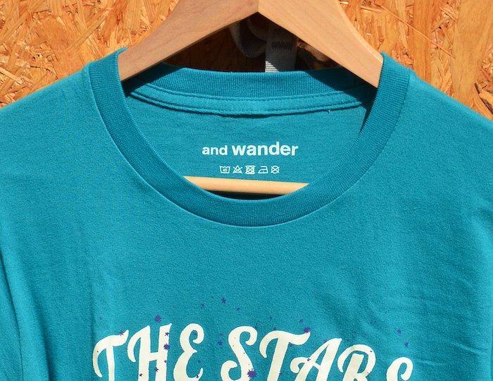 and wander アンドワンダー ＞ the stars showプリントTシャツ