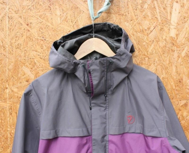 数々の賞を受賞 FJALL パックライトキルナパーカー フェールラーベン＞ RAVEN ジャケット・アウター