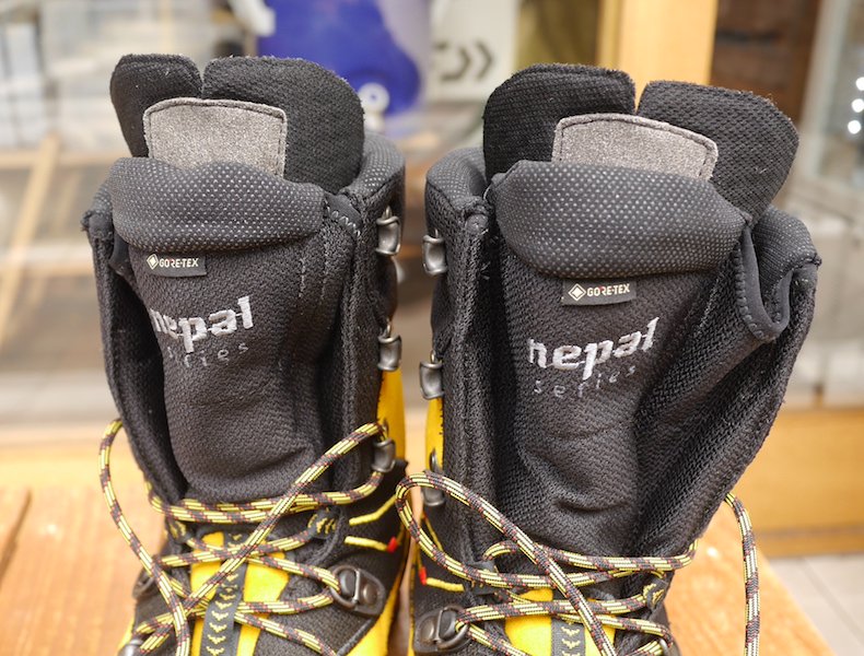 junjung様専用 ネパール エボ GTX 登山靴 26cm アイゼン付き-