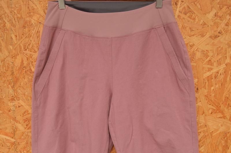パタゴニアの「カリサロックパンツ」はアウトドアでも日常でも大