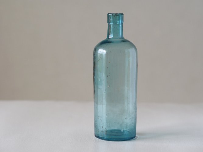 古いガラス瓶（水色） - ソラシカ散歩[オンラインショップ]－古道具と雑貨と、なつかしい暮らし－