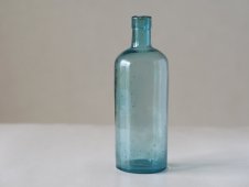 古いガラス瓶（水色）
