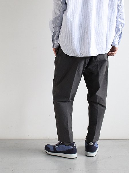 and wander (アンドワンダー) Plain Tapered Stretch Pants 