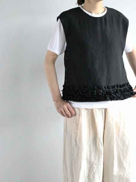 R&D.M.Co-FRILL DECOLATION BUTTON BIB / Black