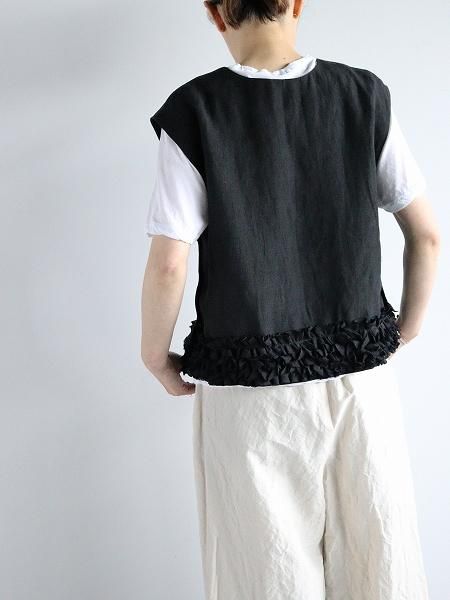 R&D.M.Co-FRILL DECOLATION BUTTON BIB / Black