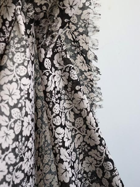  R&D.M.Co-  WILD BERRY GAUZE SHAWL