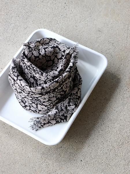  R&D.M.Co-  WILD BERRY GAUZE SHAWL