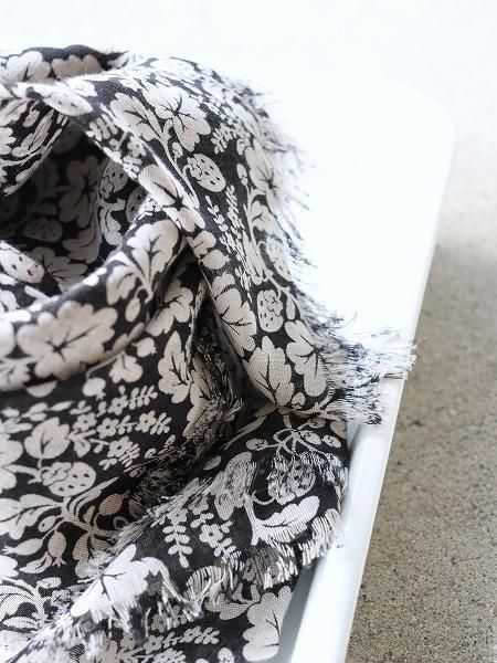  R&D.M.Co-  WILD BERRY GAUZE SHAWL