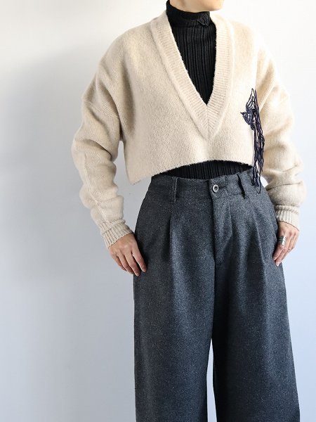 RHODOLIRION (ɥꥪ) Swallow EMB. V Neck Sweater