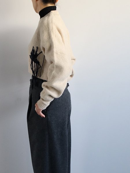 RHODOLIRION (ɥꥪ) Swallow EMB. V Neck Sweater