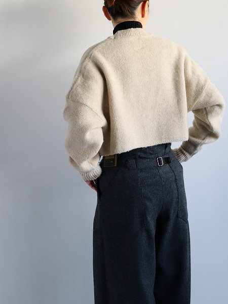 RHODOLIRION (ɥꥪ) Swallow EMB. V Neck Sweater