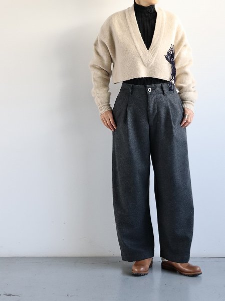 RHODOLIRION (ɥꥪ) Swallow EMB. V Neck Sweater