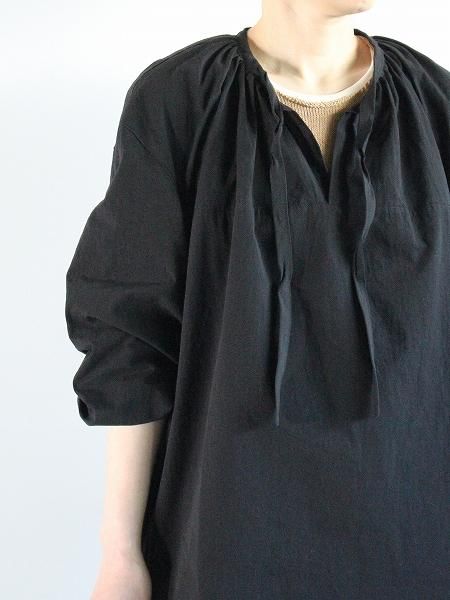 THE HINOKIOrganic Linen Gathered Neck Shirt / BLACK