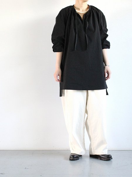 THE HINOKI　Organic Linen Gathered Neck Shirt / BLACK