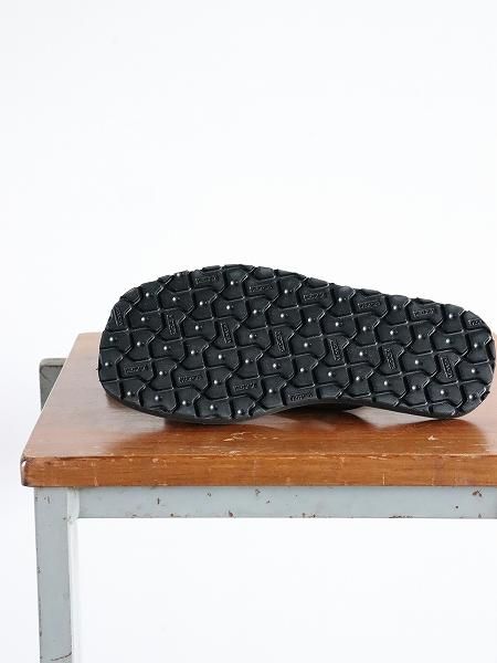 Hender Scheme bloom thong - black / red Hender Scheme bloom thong - black / red