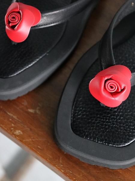 Hender Scheme bloom thong - black / red Hender Scheme bloom thong - black / red