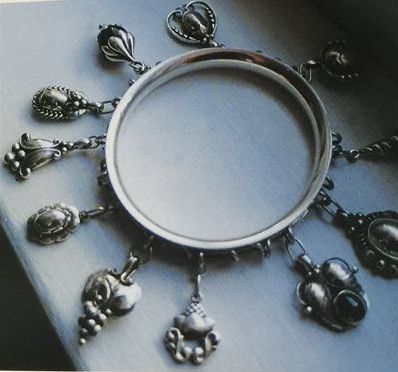 ジョージ・ジェンセン 2002年 お花のモチーフの銀のネックレス