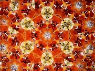 万華鏡作家・小林綾花の物語 - CRYSTAL SCOPE