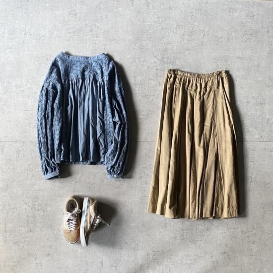 世界有名な Swiching Blouse - Lilla Blomma 置物