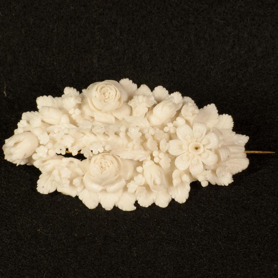 貴重なパリアン白磁器 花のブローチ 1850年頃