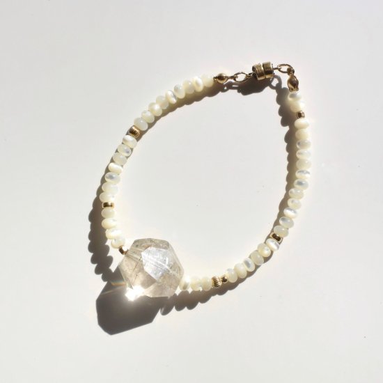 <img class='new_mark_img1' src='https://img.shop-pro.jp/img/new/icons14.gif' style='border:none;display:inline;margin:0px;padding:0px;width:auto;' />〈Magnet stone bracelet〉Mother of pearl×Rutile quartz