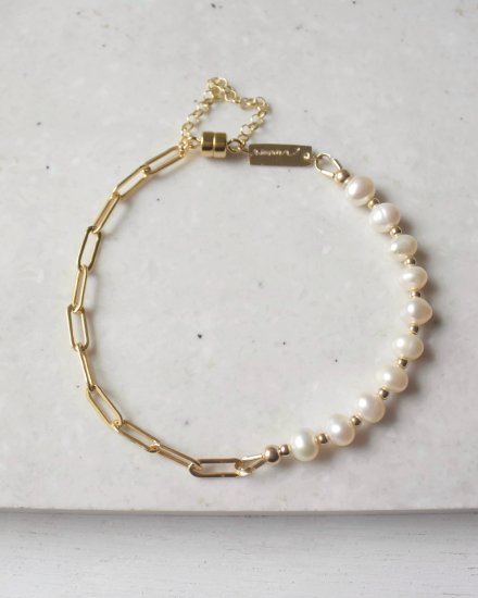 <img class='new_mark_img1' src='https://img.shop-pro.jp/img/new/icons14.gif' style='border:none;display:inline;margin:0px;padding:0px;width:auto;' />Magnet stone braceletFresh water pearl