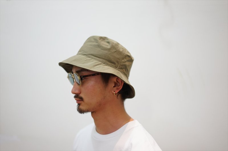 国際ブランド Comesandgoes typewriter buckethat ネイビー L