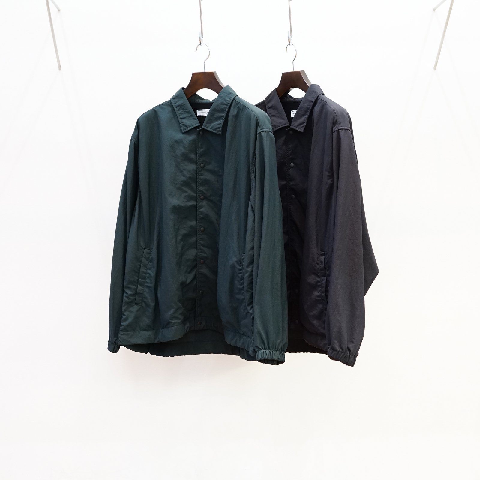 UNVERSAL PRODUCTS(ユニバーサルプロダクツ)Nylon Shell Coach Jackt(221-60401)/D.Green/Black