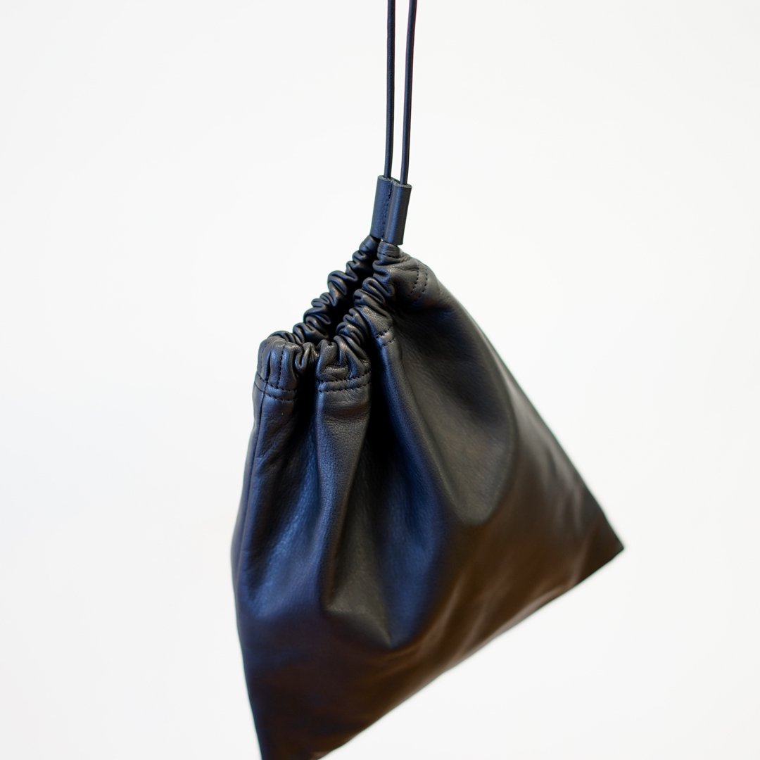 comesandgoes(カムズアンドゴーズ)Cow Leather Drawstring Bag:Small ...