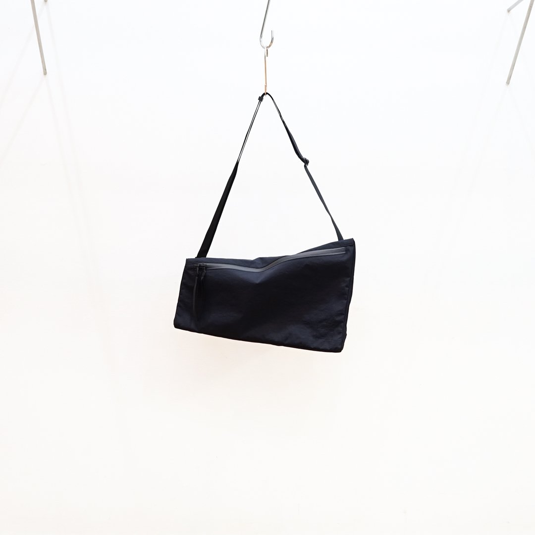 Graphpaper(グラフペーパー)Blankof for GP Shoulder Bag"Triangle"
(GU241-90310)/Black
