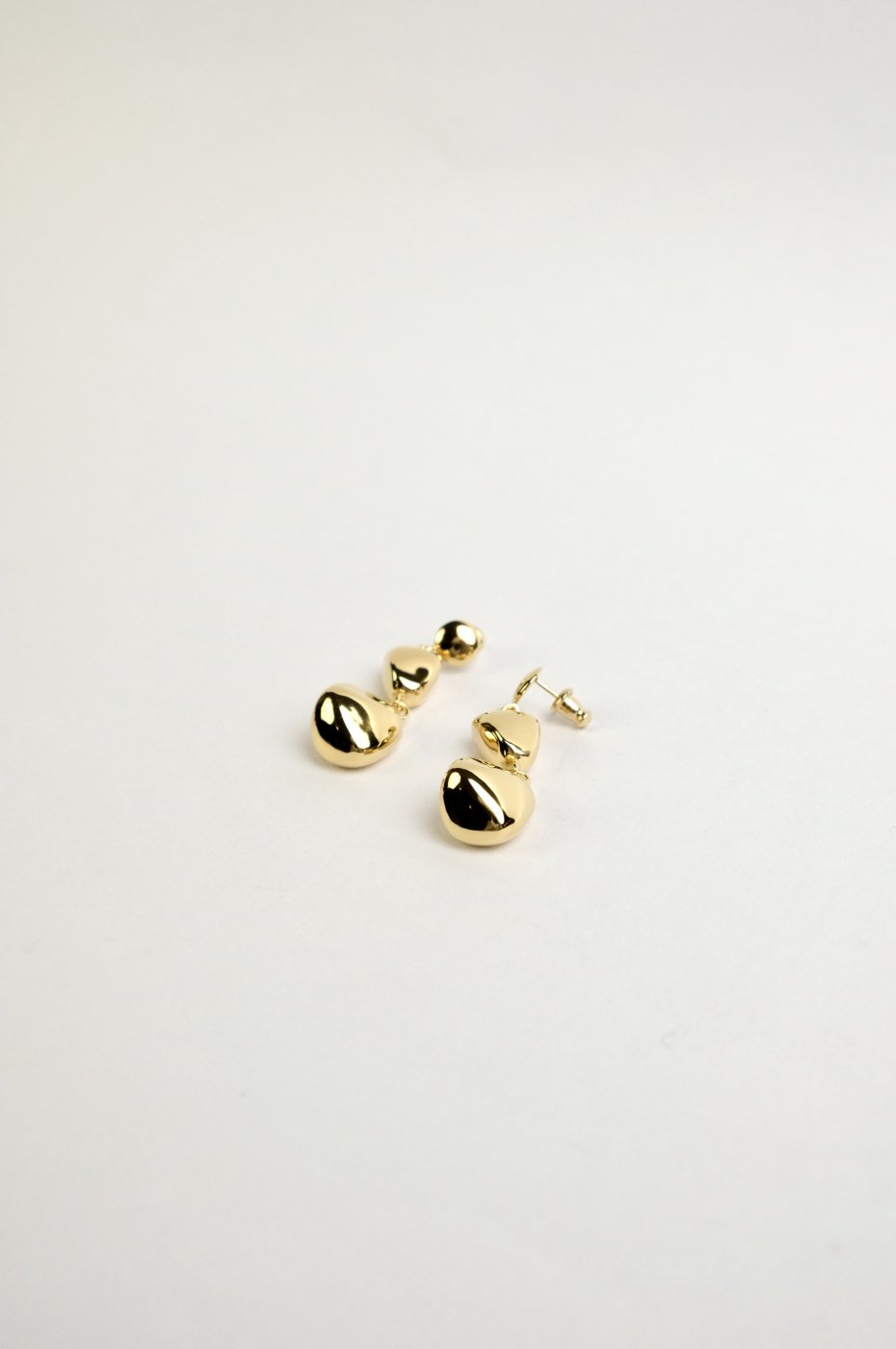 R.ALAGAN ララガン-DOUBLE AWKWARD BALL EARRINGS-GOLD - LOCALERS