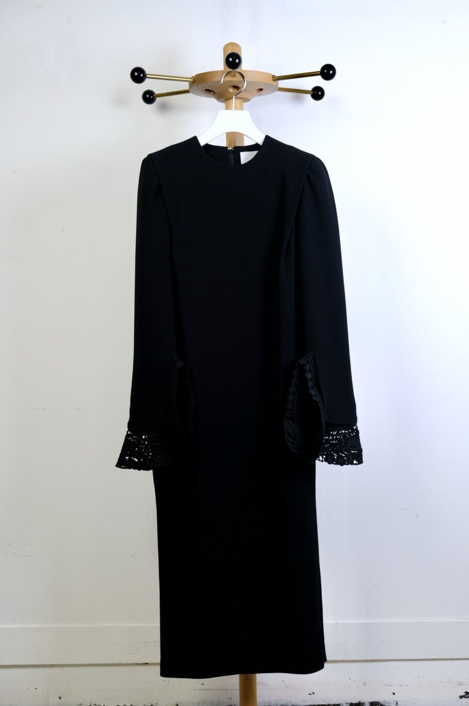 Mame Kurogouchi マメクロゴウチ-EMBROIDERED CUFFS CREW NECK DRESS-BLACK