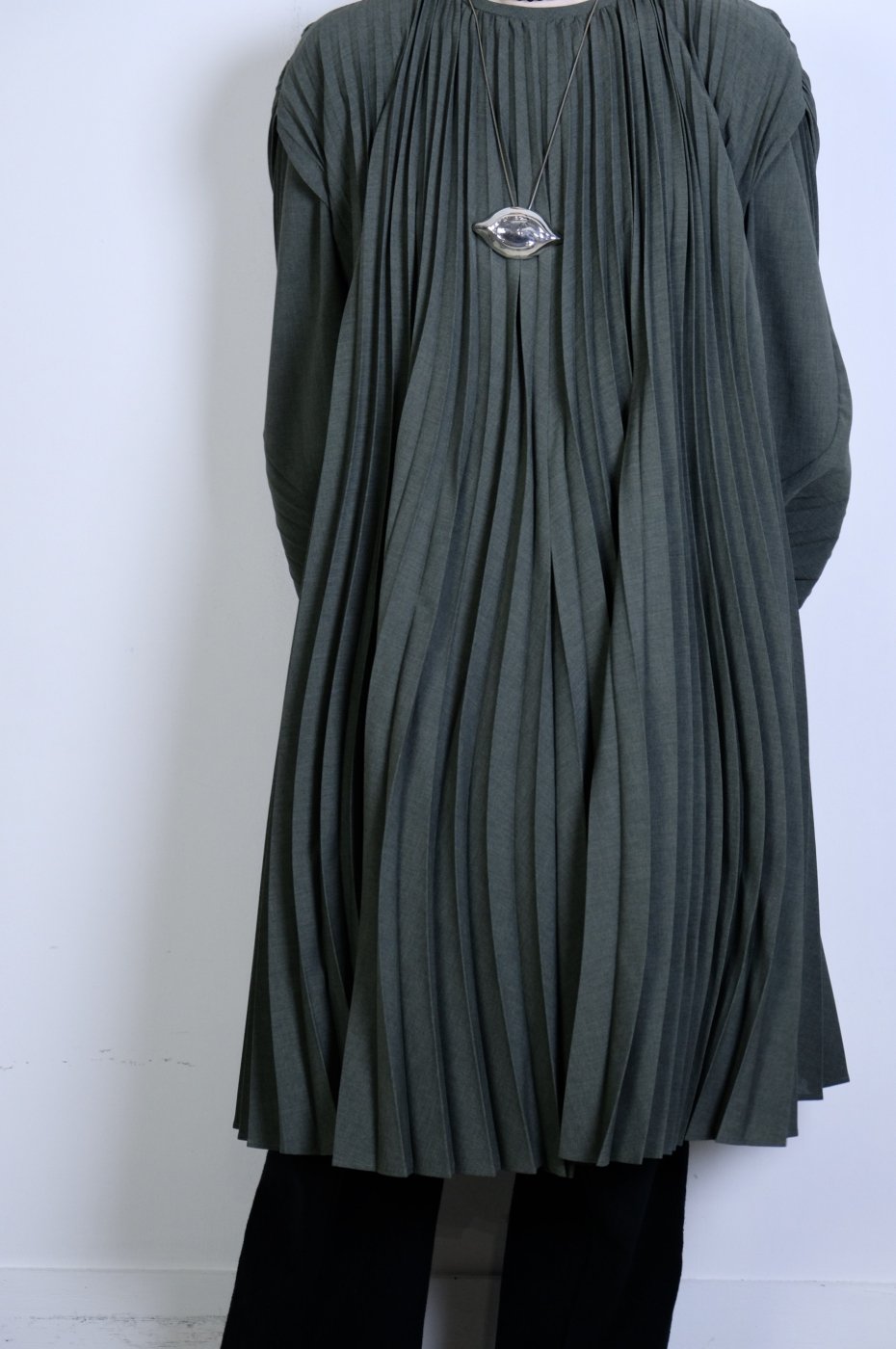 現金特価】 マメクロゴウチ Boat Neck Dress カーキ ロングワンピース