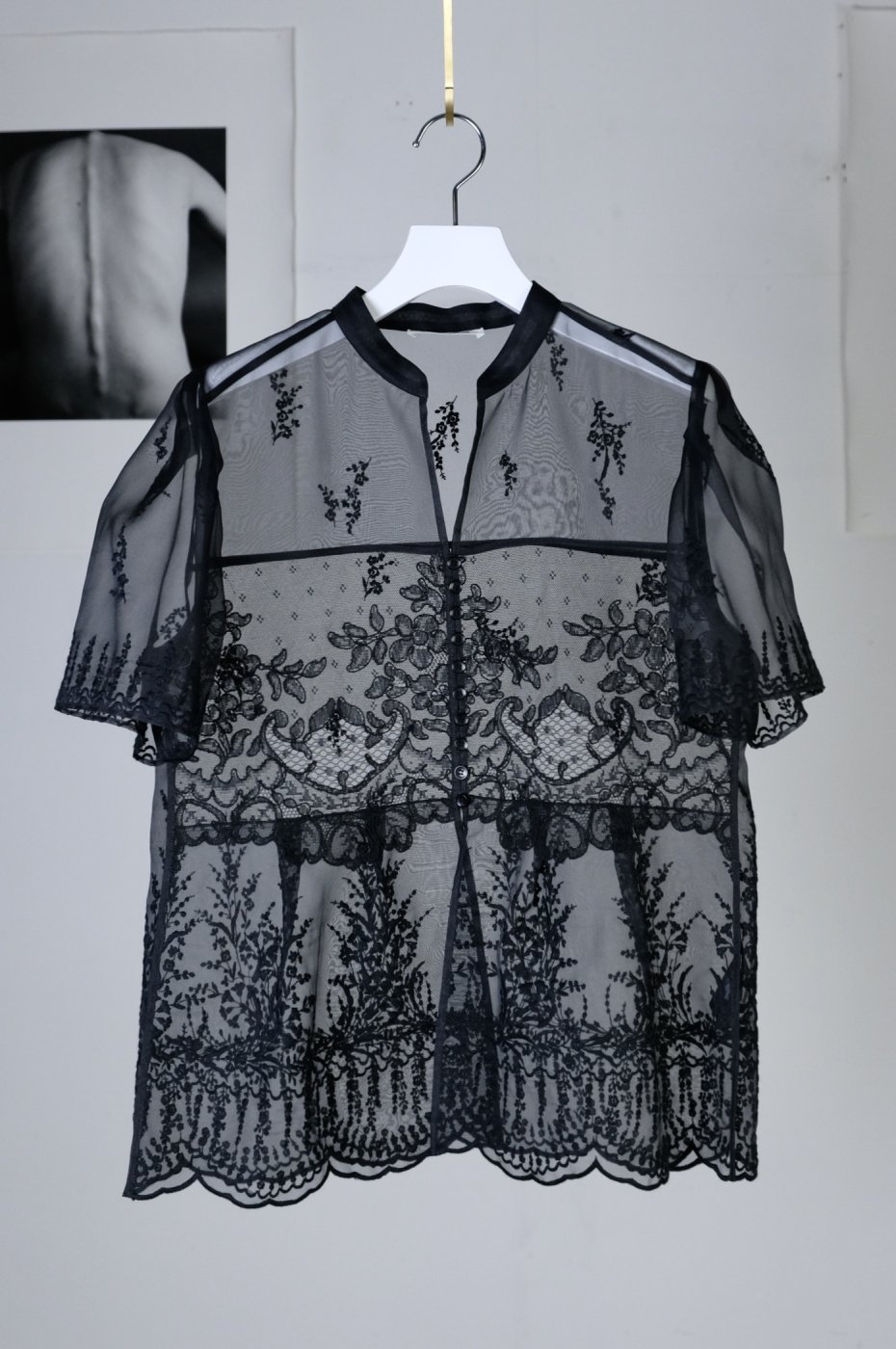 <img class='new_mark_img1' src='https://img.shop-pro.jp/img/new/icons8.gif' style='border:none;display:inline;margin:0px;padding:0px;width:auto;' />CURRENTAGE-EMBROIDERY LACE BLOUSE-BLACK