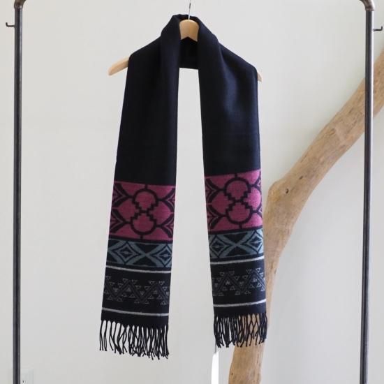 肩掛けにも使える大きさのジャガード織りマフラー】quolt（クオルト