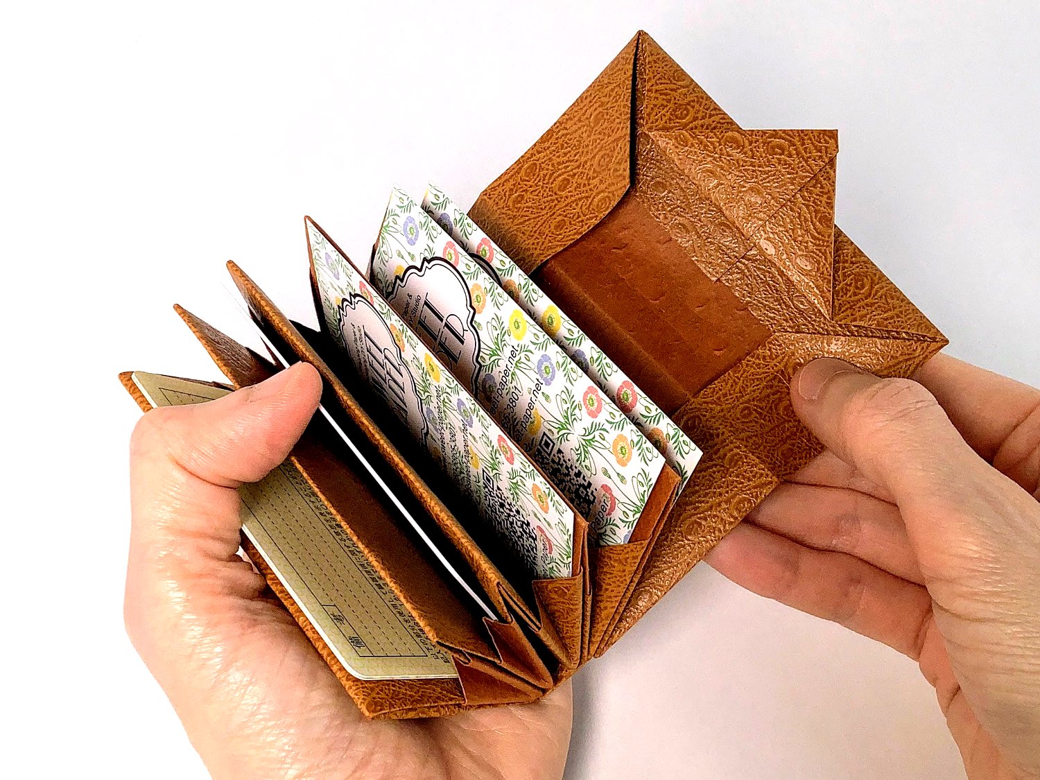 革の様な紙で折ったカードケースを開いたところ