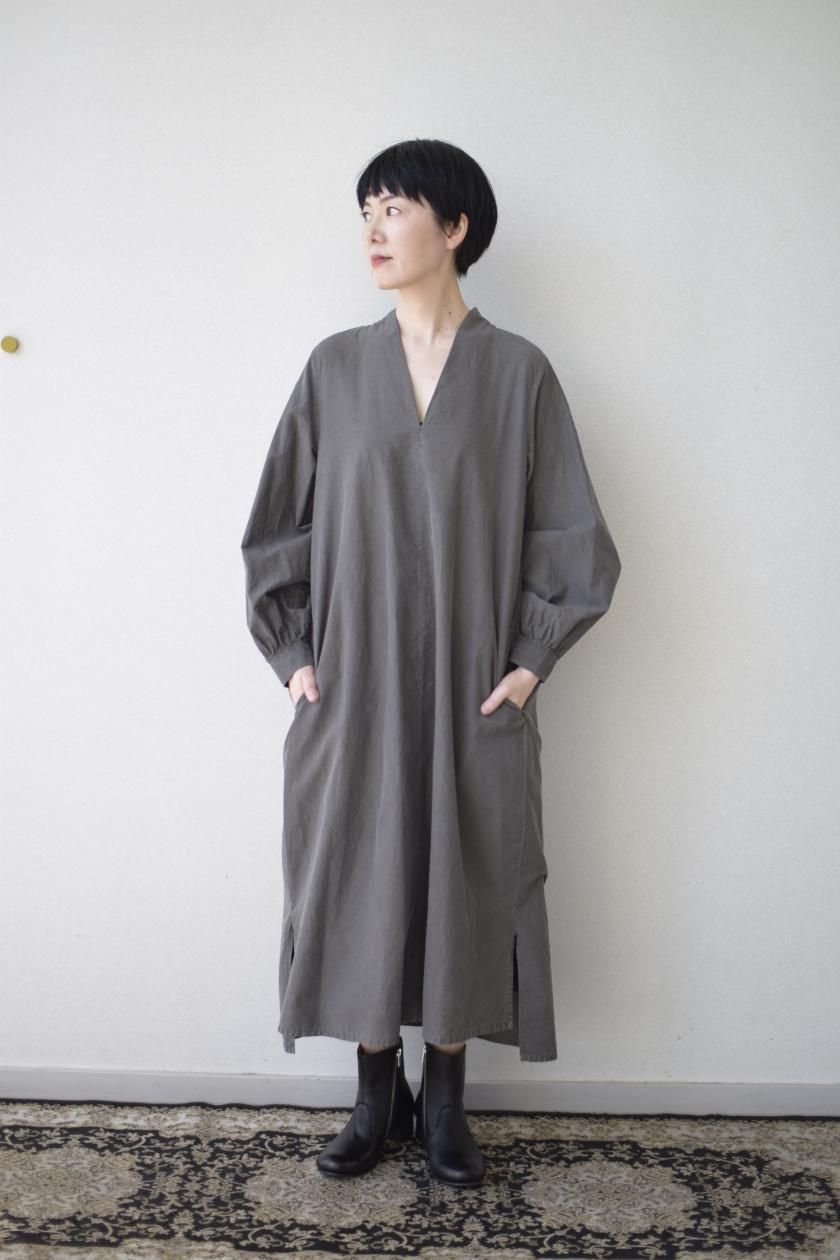 Beautiful Silk cotton v-necked dress - cabinet ONLINE STORE