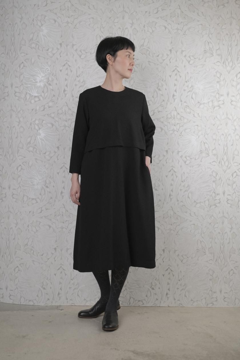 PERNA ブラックケープスタイルドレス PERNA ブラックケープスタイルドレス