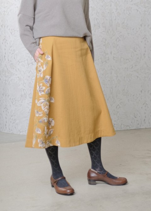 モクレン刺繍スカート