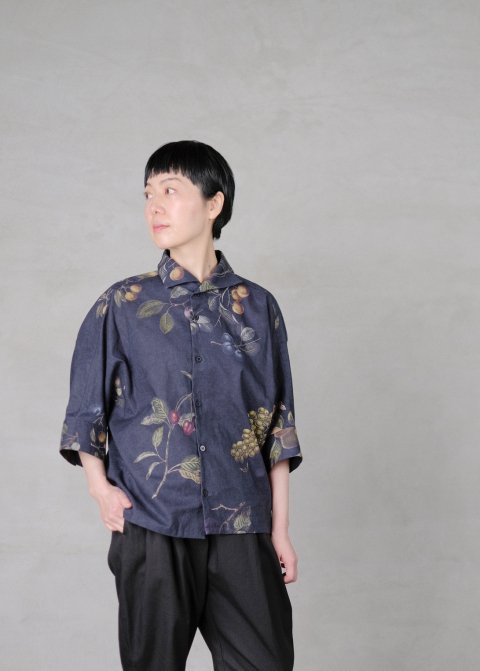 Researcher shirt (Mitsuyakusou botanical print)