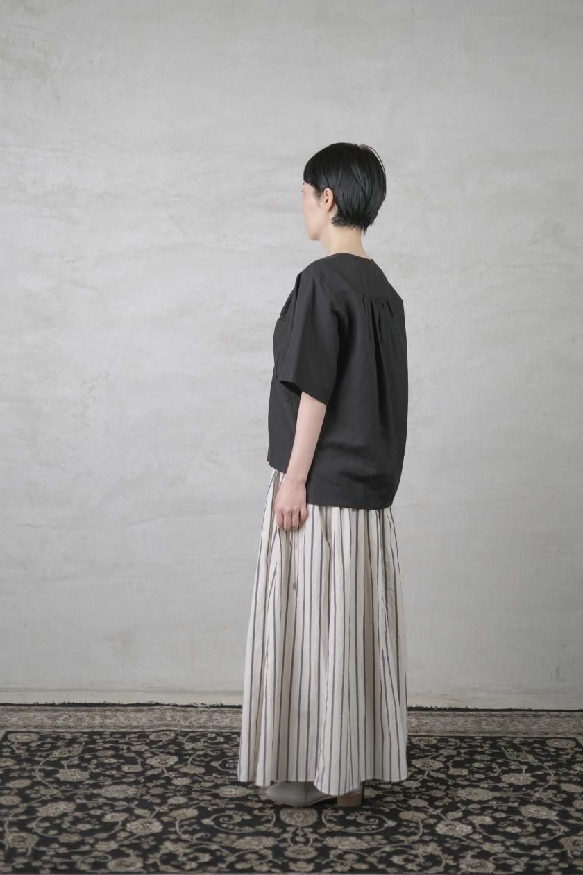 atelier naruse アトリエナルセ　リネンVネックシャツ　鉛白 atelier naruse アトリエナルセ リネンVネックシャツ 鉛白