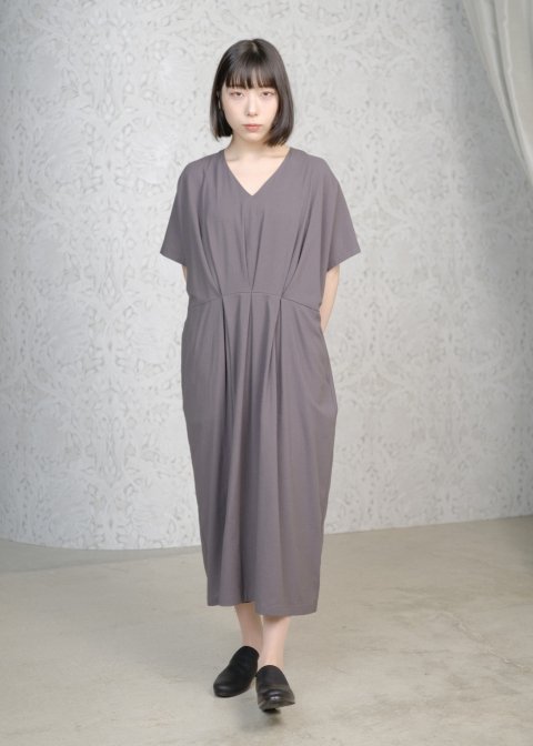 <img class='new_mark_img1' src='https://img.shop-pro.jp/img/new/icons14.gif' style='border:none;display:inline;margin:0px;padding:0px;width:auto;' />v neck tuck one piece