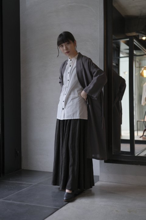 evam eva / cotton linen robe