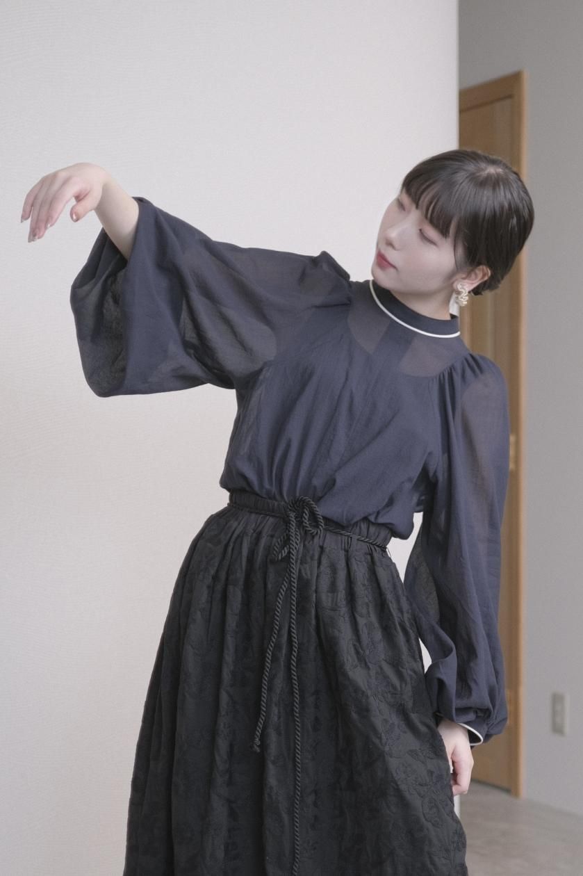 ohta / navy blouse | 特殊加工の綿素材にギャザーとパイピング