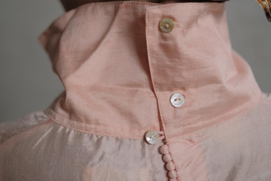 BUNON / Wide Neck Tuck Blouse | ゆったりとしたシルエットの BUNON / Wide Neck Tuck Blouse | ゆったりとしたシルエットの