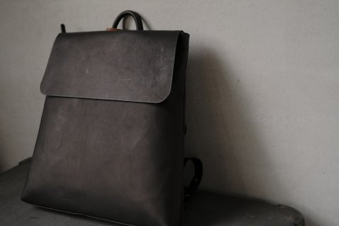 evam eva / leather backpack.