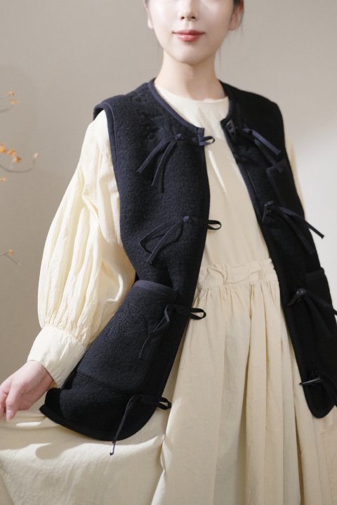 ASEEDONCL&#214;UD / Kigansai fleece vest.