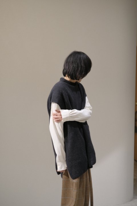 evam eva / wool fox vest,