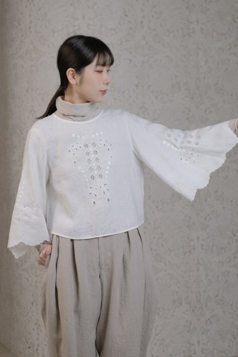 <img class='new_mark_img1' src='https://img.shop-pro.jp/img/new/icons14.gif' style='border:none;display:inline;margin:0px;padding:0px;width:auto;' />H&#233;riter / cutwork blouse 